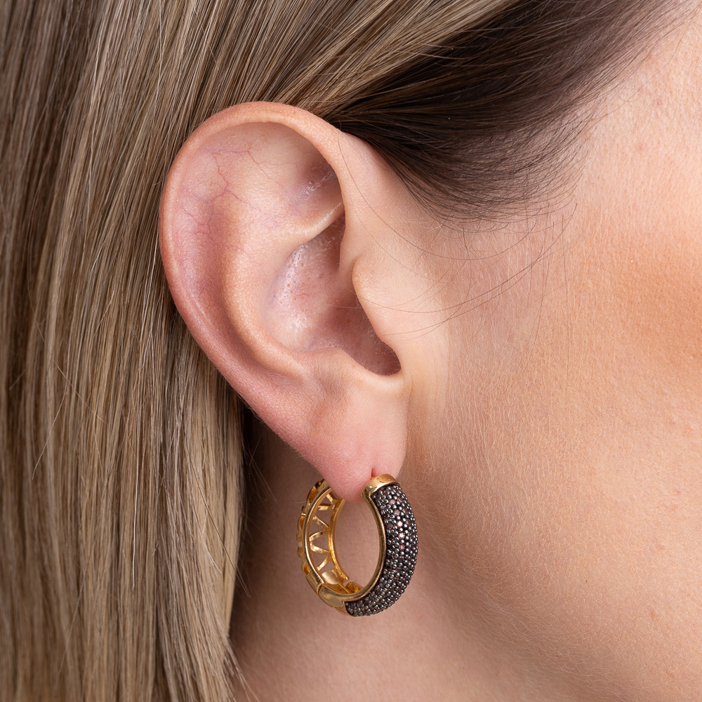 BRINCO ARGOLA COM ZIRCÔNIAS NEGRAS BANHO OURO 18K