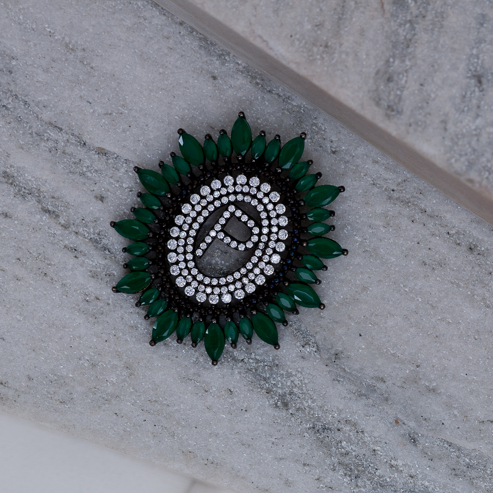 PINGENTE LETRA P COM ZIRCÔNIAS VERDE BANHO RÓDIO NEGRO