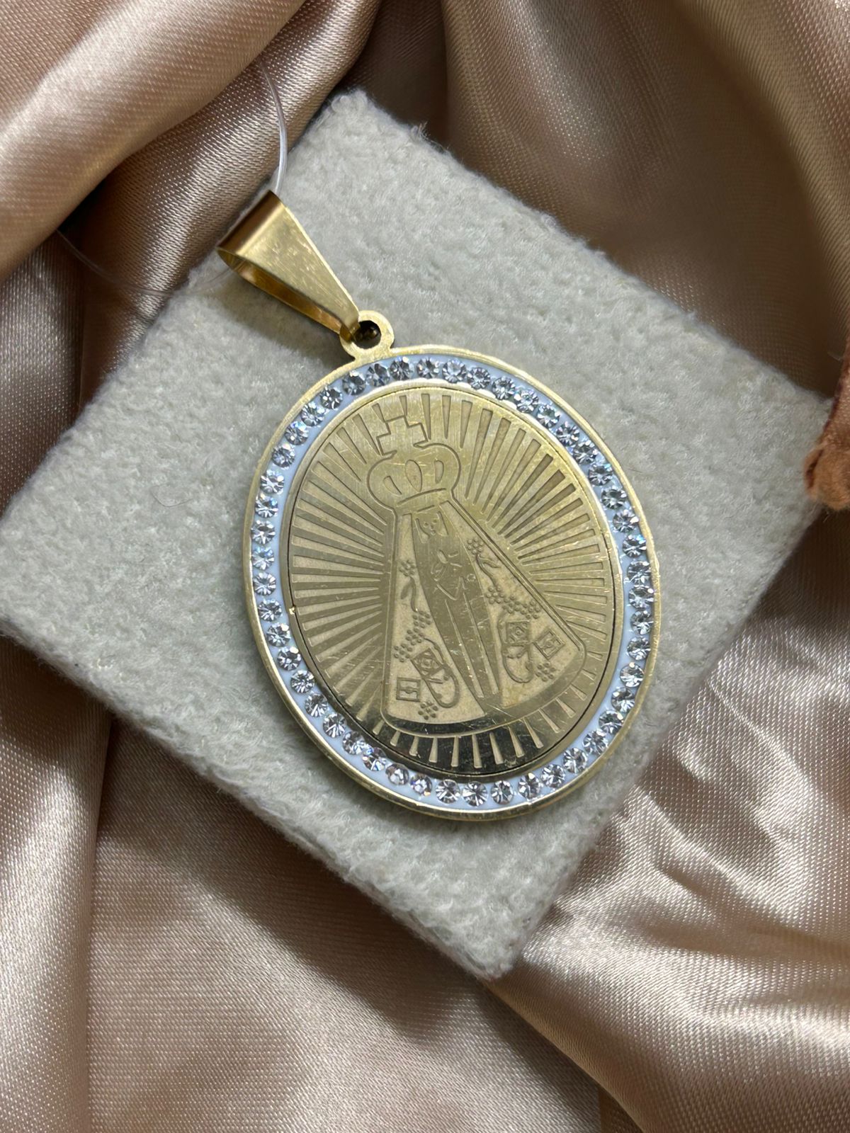 Pingente em aço dourado N. S. Aparecida