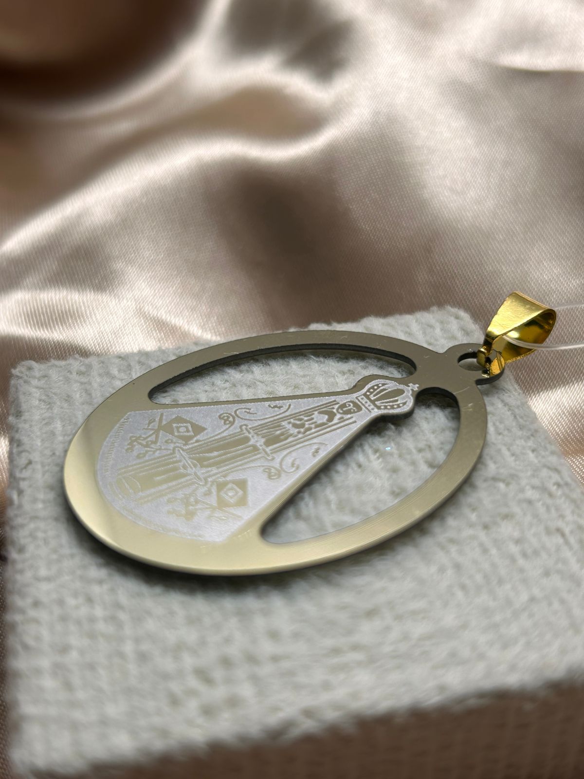 Pingente em aço dourado N senhora Aparecida