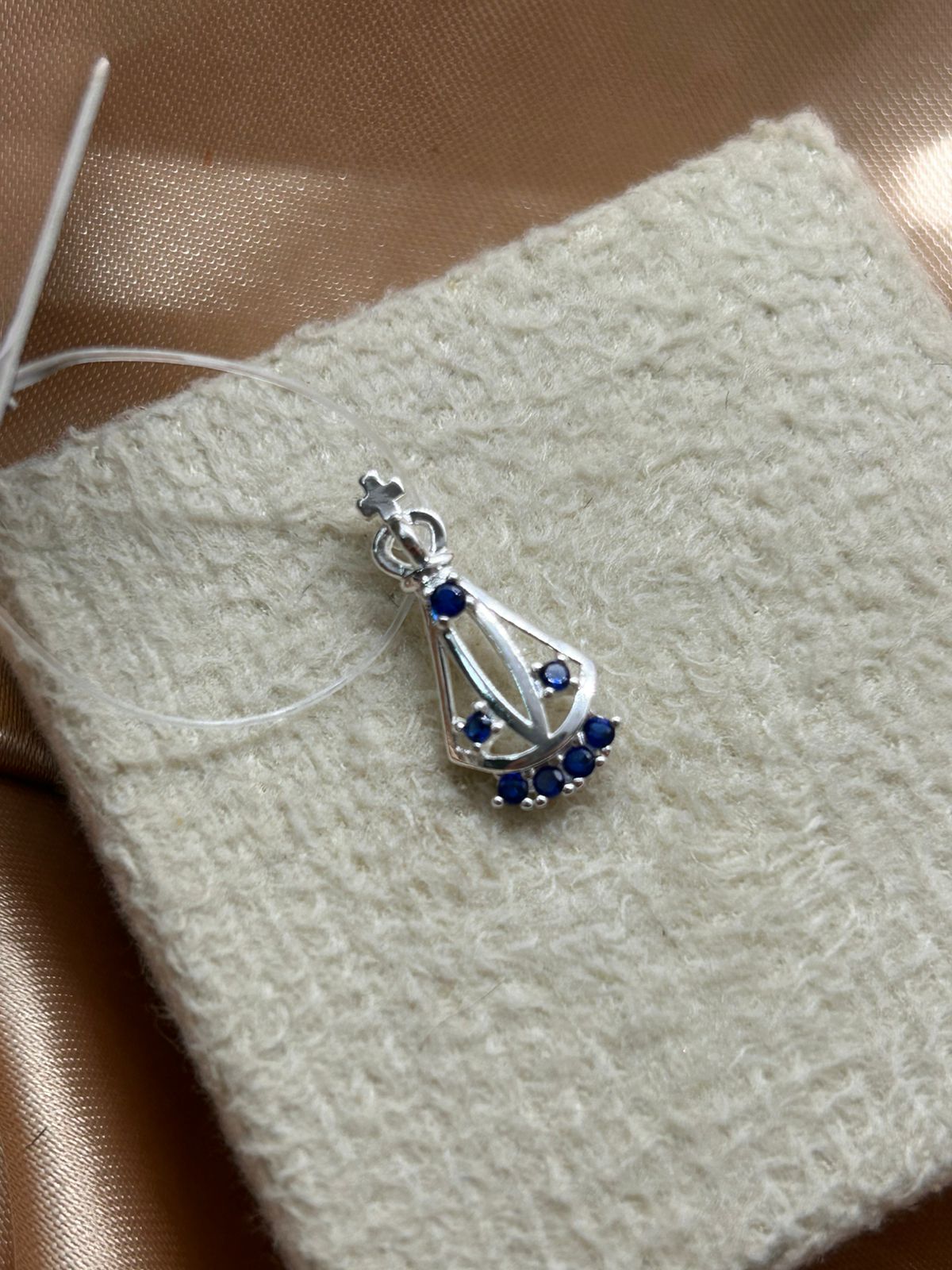 Pingente nossa senhora aparecida com pedras azuis