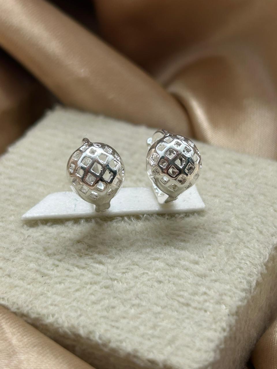 Brinco argolinha com meio esfera vazado fecho clic