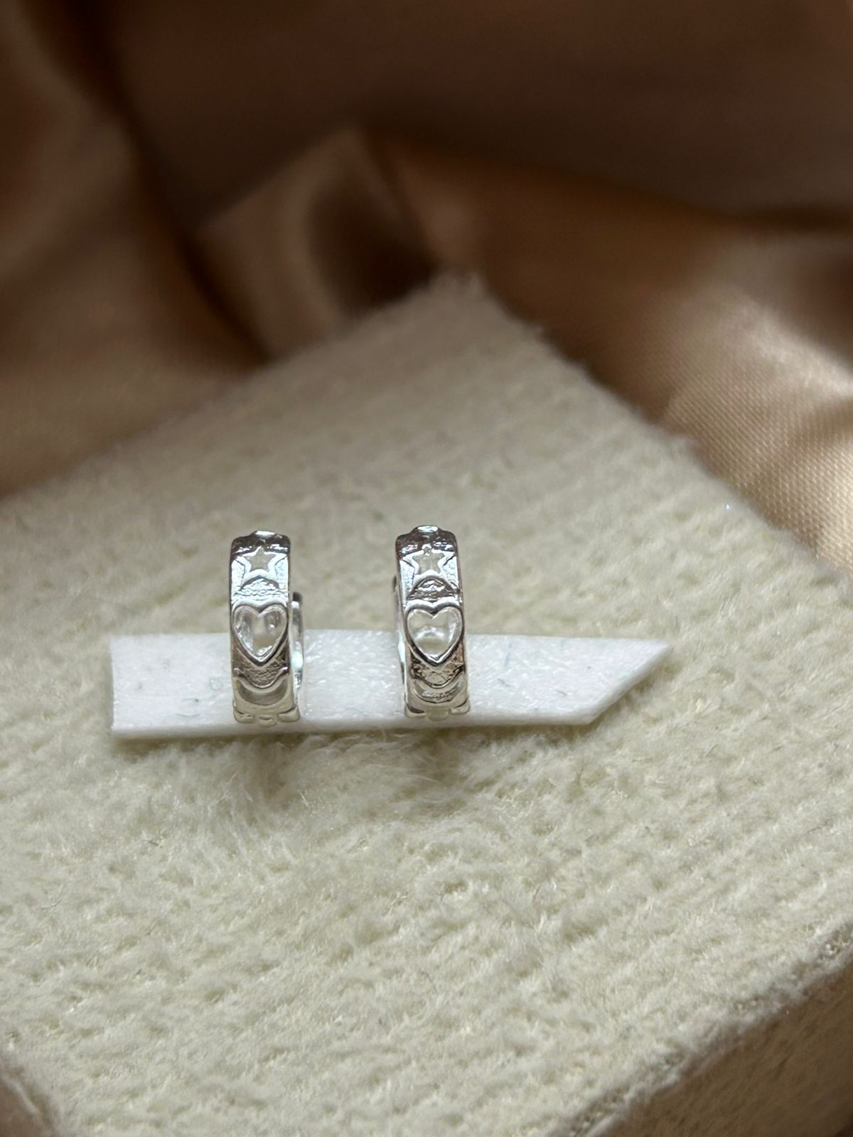Brinco argola com detalhes vazados