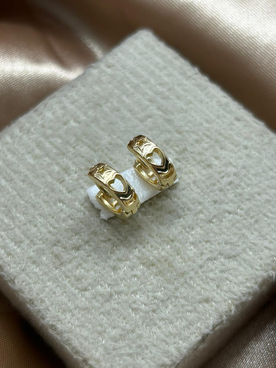 Brinco argola com detalhes vazados