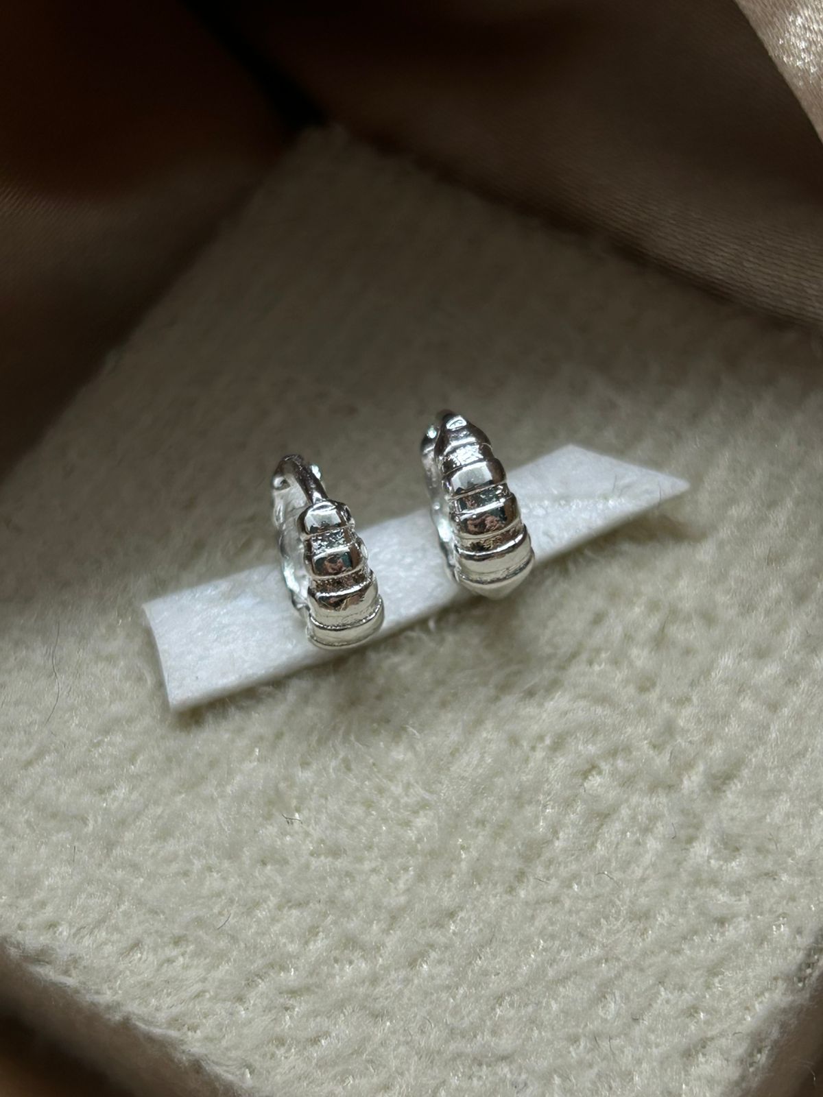 Brinco argola com detalhes