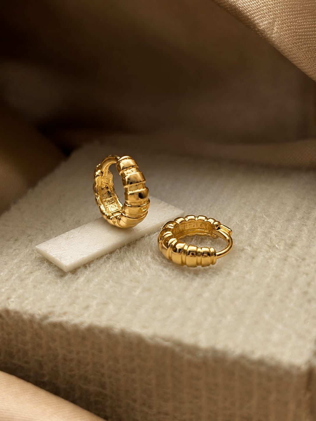 Brinco argola com detalhes