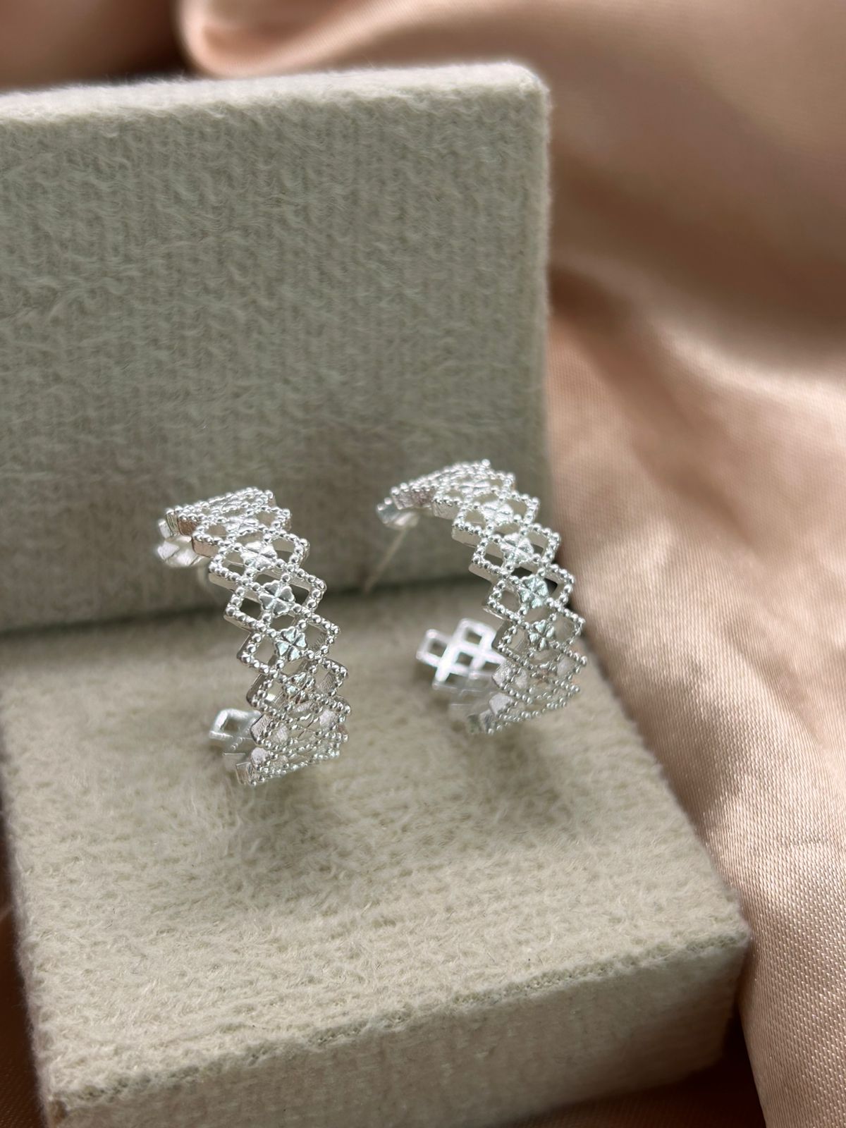 Brinco argola com detalhes quadriculados vazado