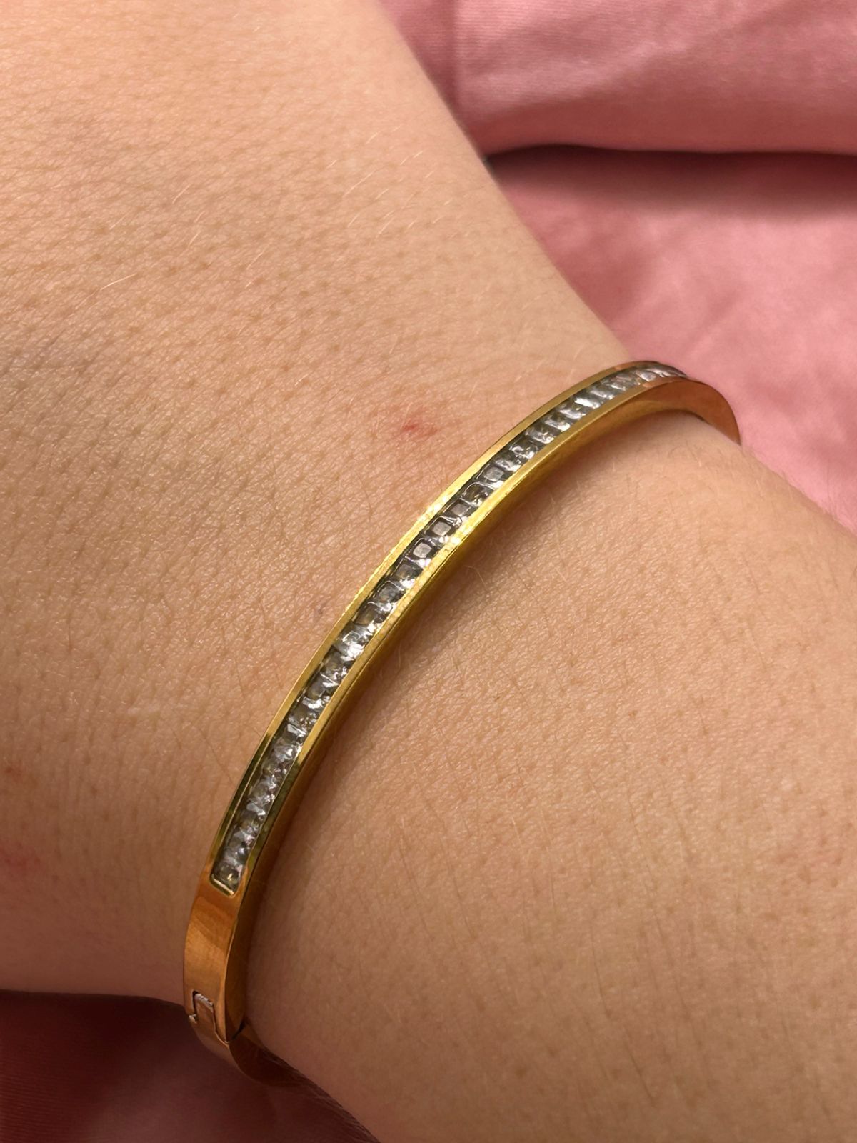Bracelete com pedras cravejadas