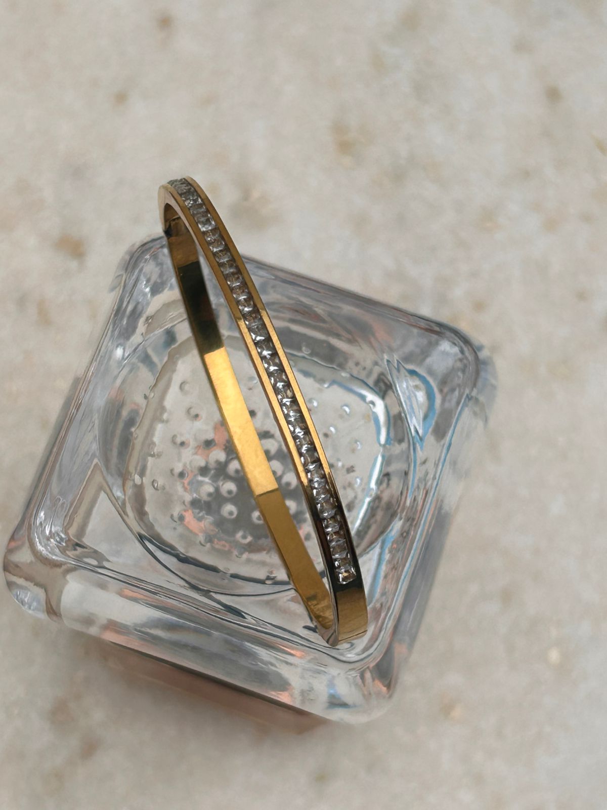 Bracelete com pedras cravejadas