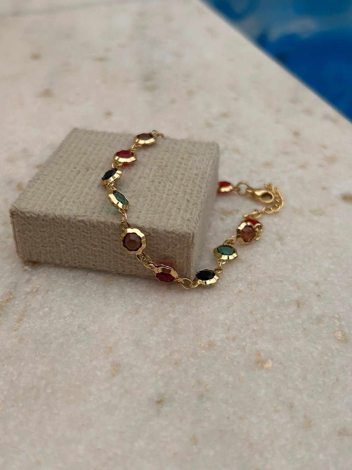 pulseira com pedras coloridas