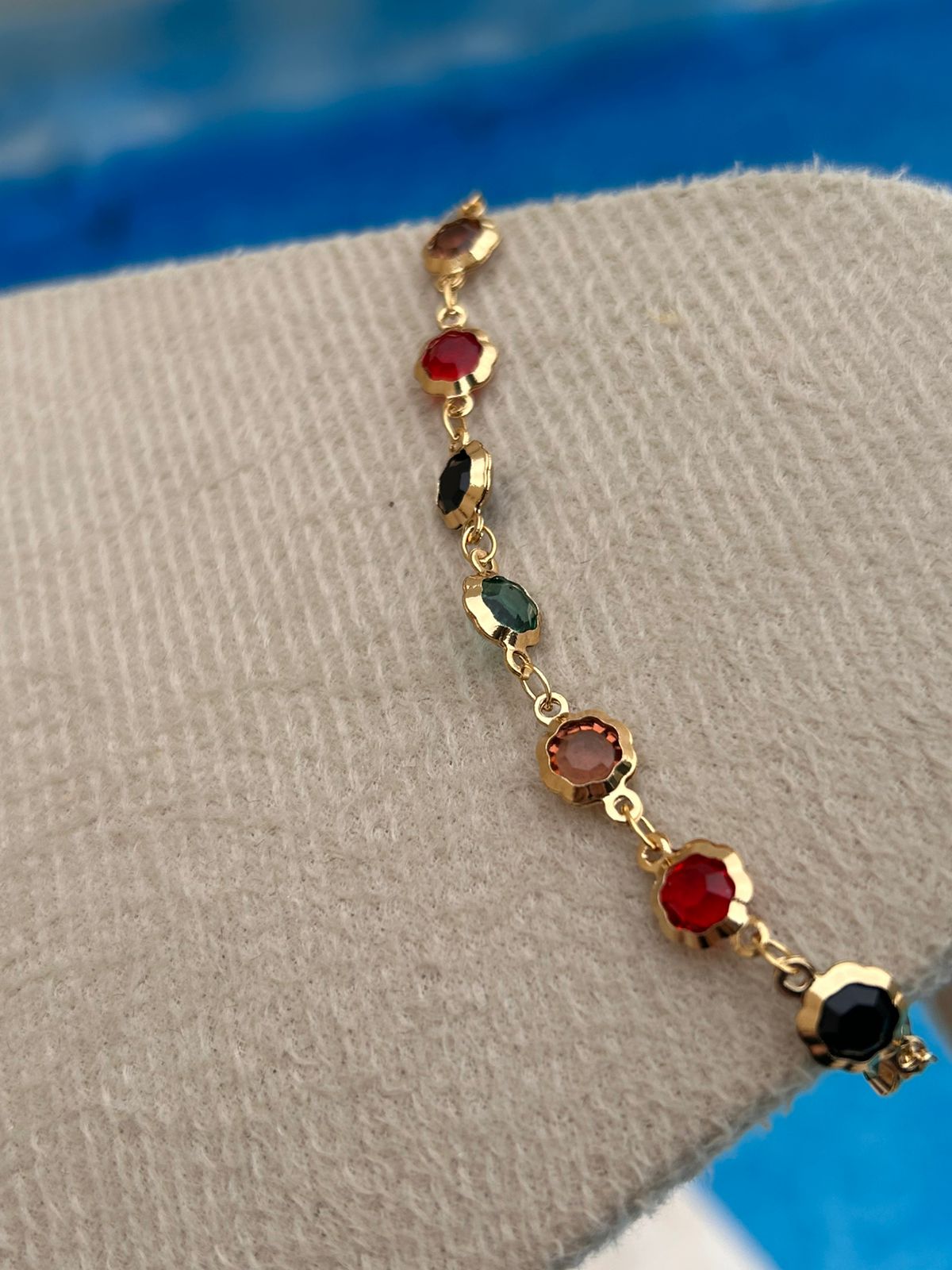 pulseira com pedras coloridas