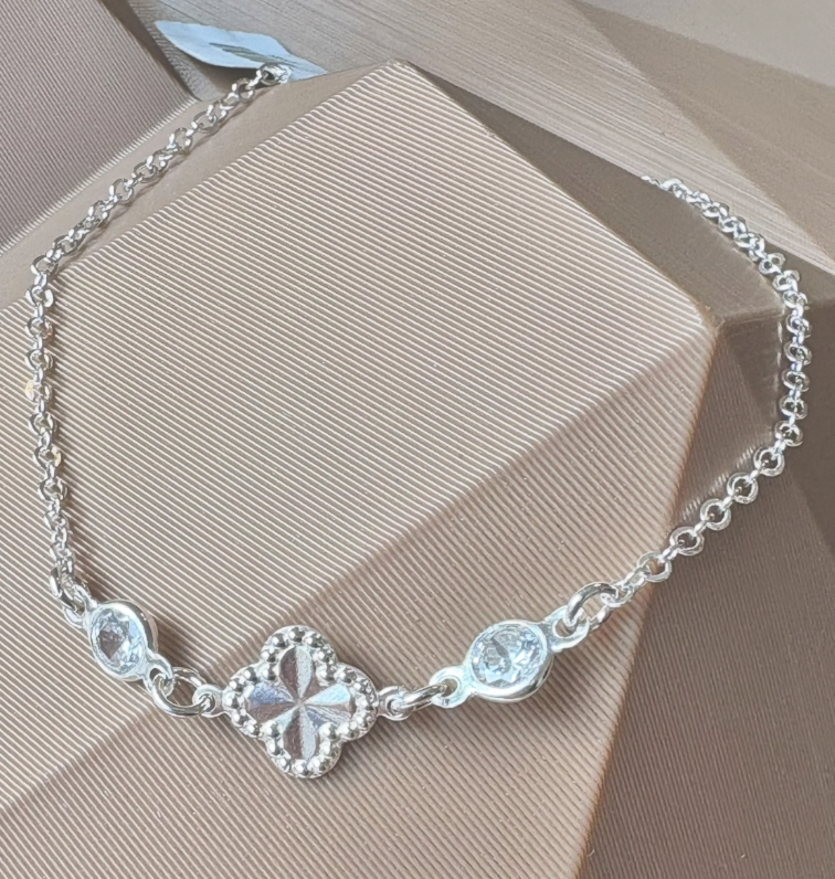 PULSEIRA PRATA 1 TREVO E 2 ZIRCÔNIAS CRISTAL