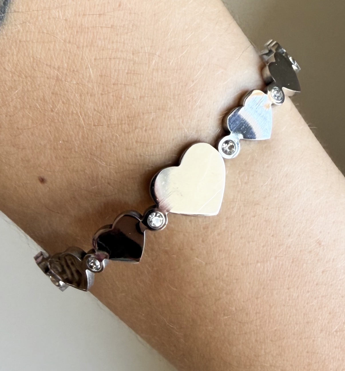 BRACELETE AÇO CORAÇÕES LISOS E PEDRAS