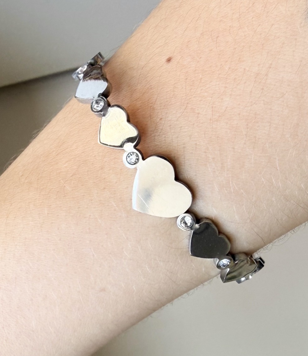 BRACELETE AÇO CORAÇÕES LISOS E PEDRAS