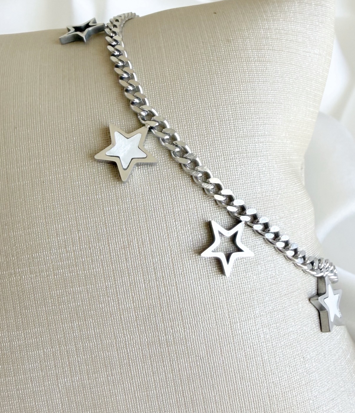 PULSEIRA AÇO ESTRELAS VAZADAS E MADRE PEROLA PENDURICALHO