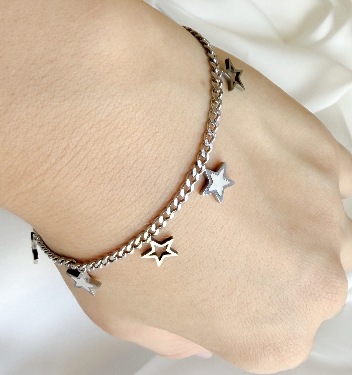 PULSEIRA AÇO ESTRELAS VAZADAS E MADRE PEROLA PENDURICALHO