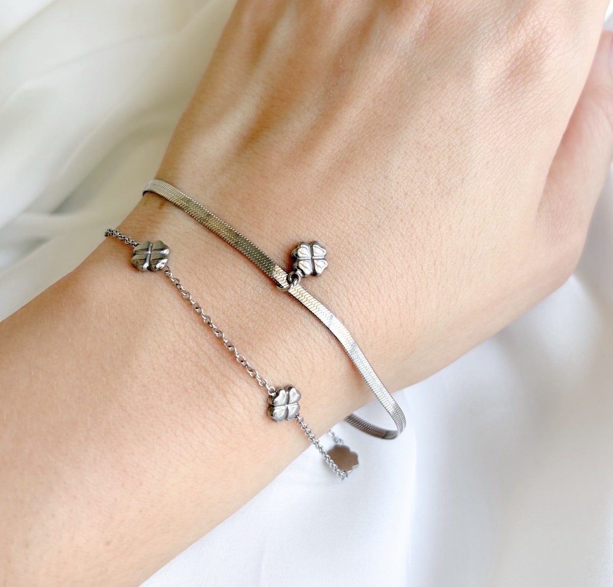 PULSEIRA DUPLA AÇO FITA E TREVOS