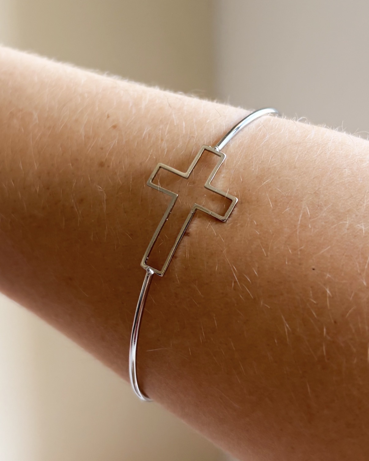 BRACELETE ABERTO CRUZ VAZADA AÇO