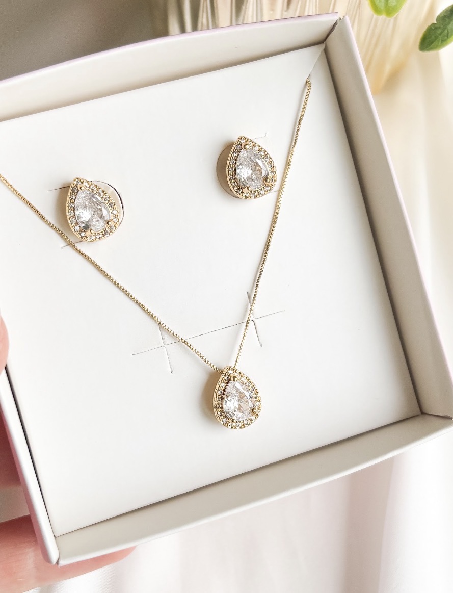 CONJUNTO DELICADO GOTA CRISTAL CRAVEJADA B. OURO
