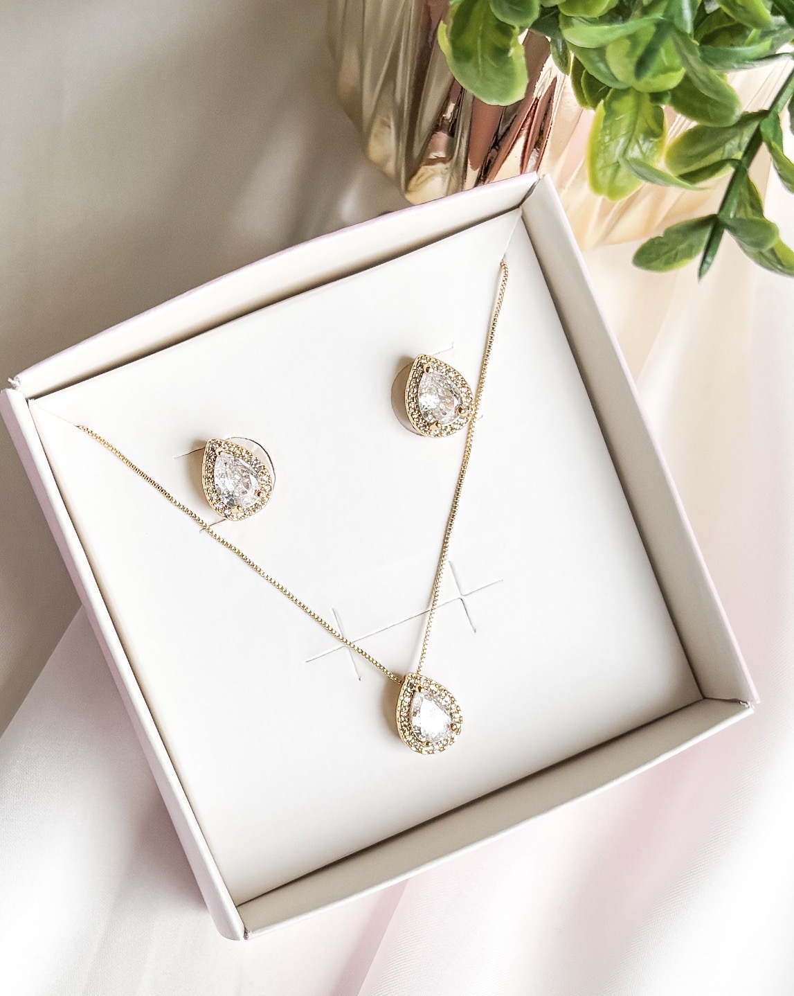 CONJUNTO DELICADO GOTA CRISTAL CRAVEJADA B. OURO