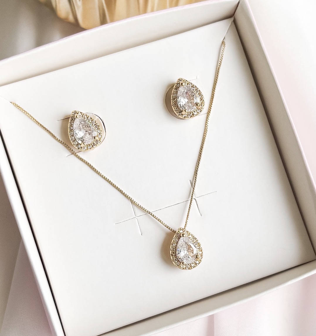 CONJUNTO DELICADO GOTA CRISTAL CRAVEJADA B. OURO