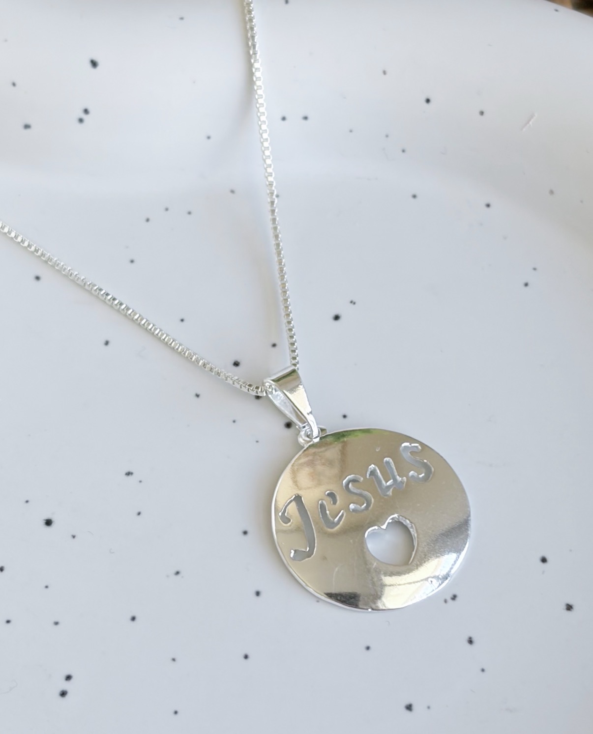 COLAR MEDALHA REDONDA JESUS E CORAÇÃO VAZADO B. PRATA
