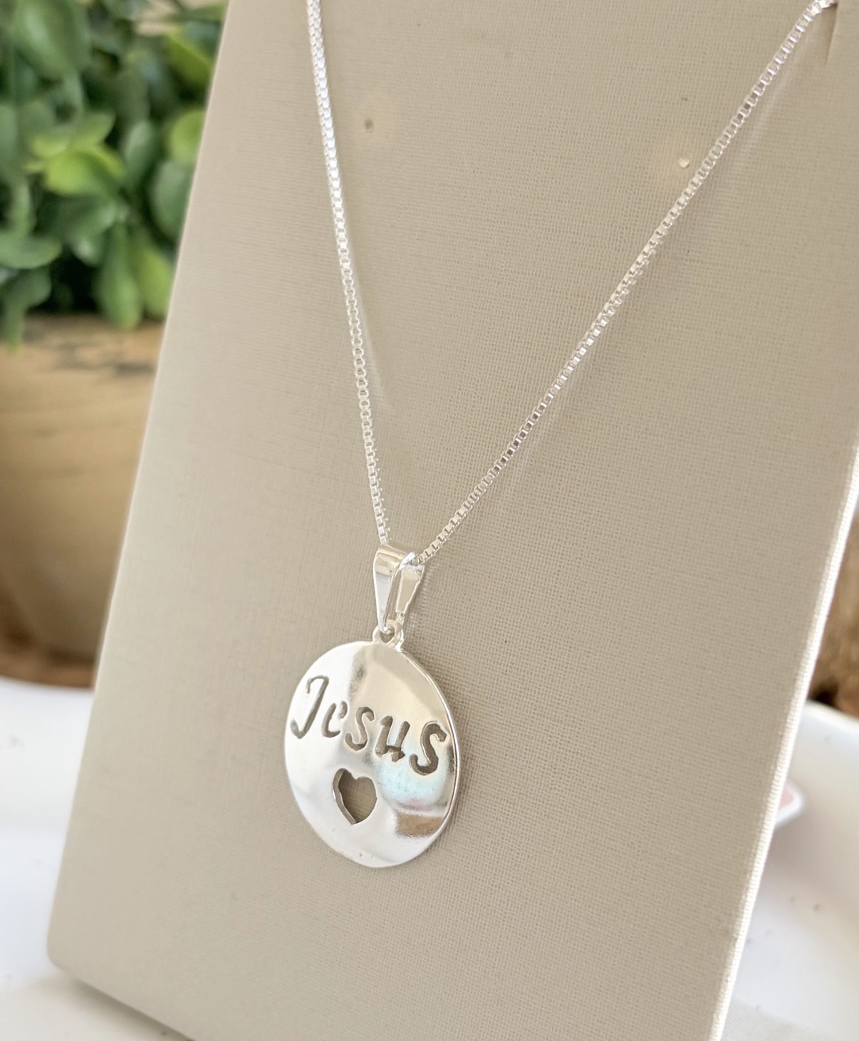 COLAR MEDALHA REDONDA JESUS E CORAÇÃO VAZADO B. PRATA