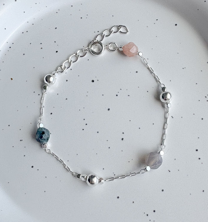 PULSEIRA CORRENTE PEDRAS NATURAIS COLORIDAS B. PRATA