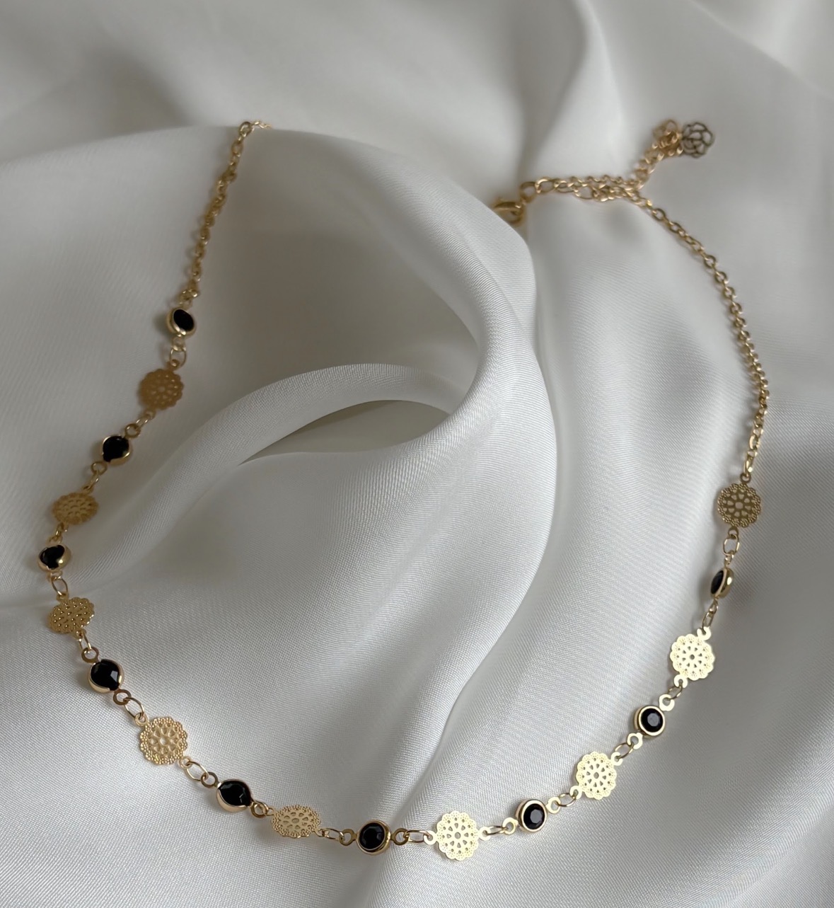 COLAR CHOKER MEDALHAS FLORES E PEDRAS PRETAS B. OURO
