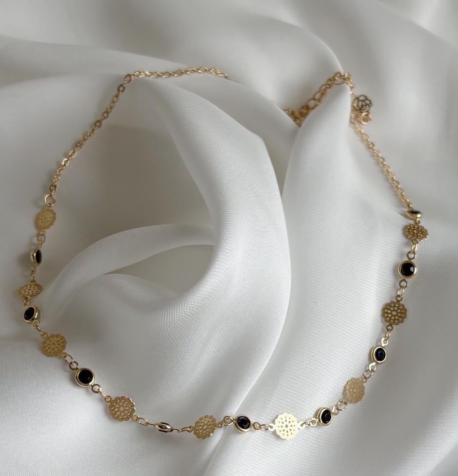 COLAR CHOKER MEDALHAS FLORES E PEDRAS PRETAS B. OURO