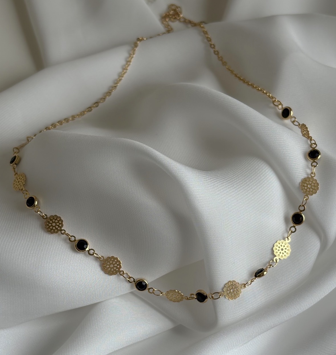 COLAR CHOKER MEDALHAS FLORES E PEDRAS PRETAS B. OURO