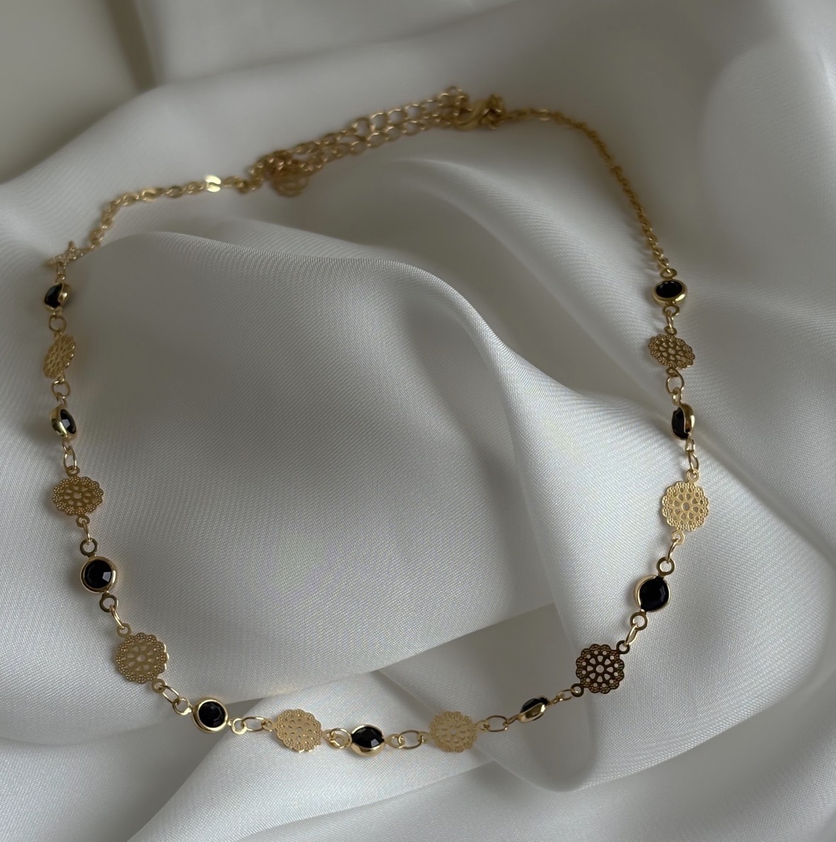 COLAR CHOKER MEDALHAS FLORES E PEDRAS PRETAS B. OURO