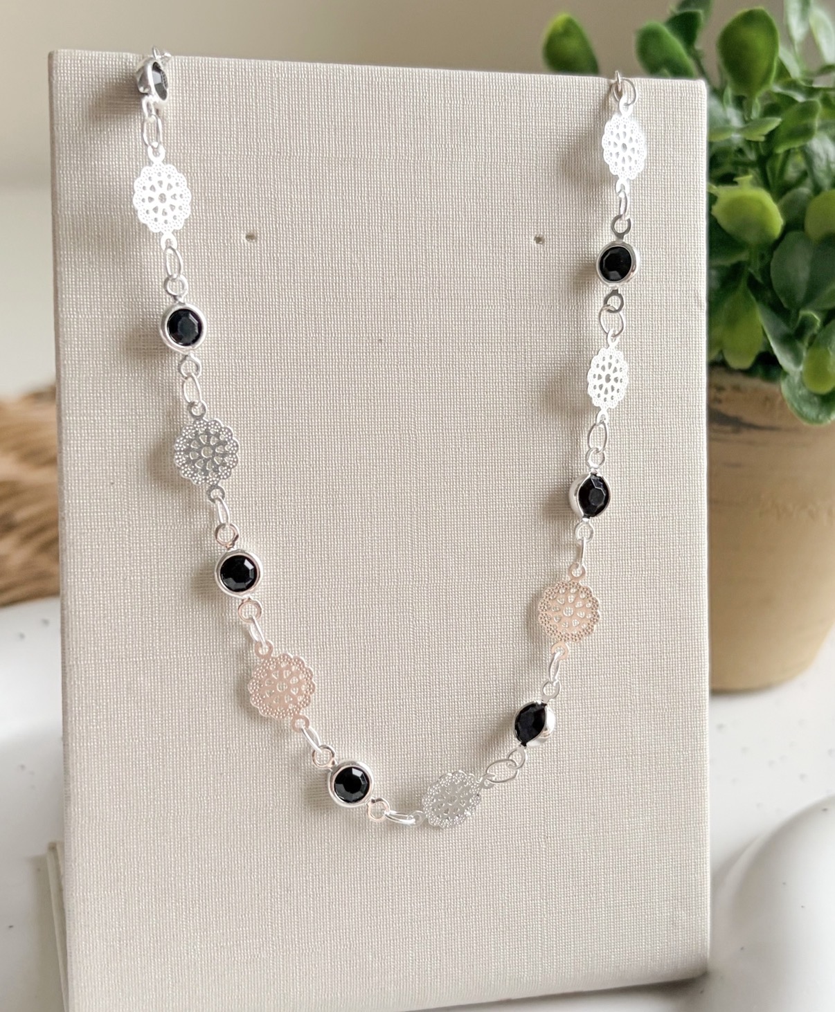 COLAR CHOKER MEDALHAS FLORES E PEDRAS PRETAS B. PRATA
