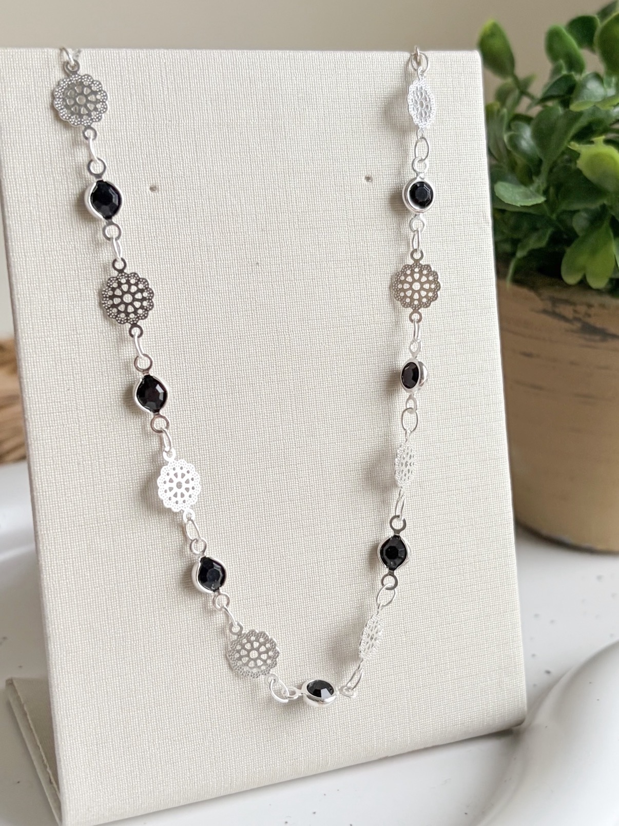 COLAR CHOKER MEDALHAS FLORES E PEDRAS PRETAS B. PRATA