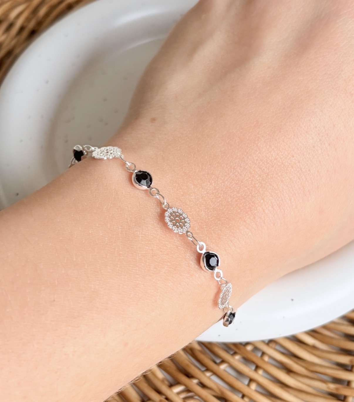 PULSEIRA MEDALHAS FLORES E PEDRAS PRETAS B. PRATA