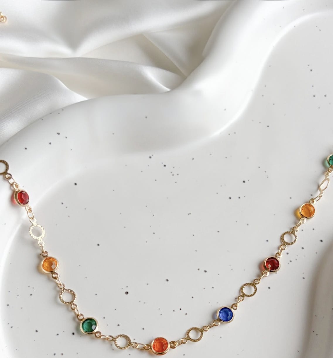 COLAR CHOKER PEDRAS COLORS E CÍRCULOS VAZADOS DIAMANTADOS B. OURO