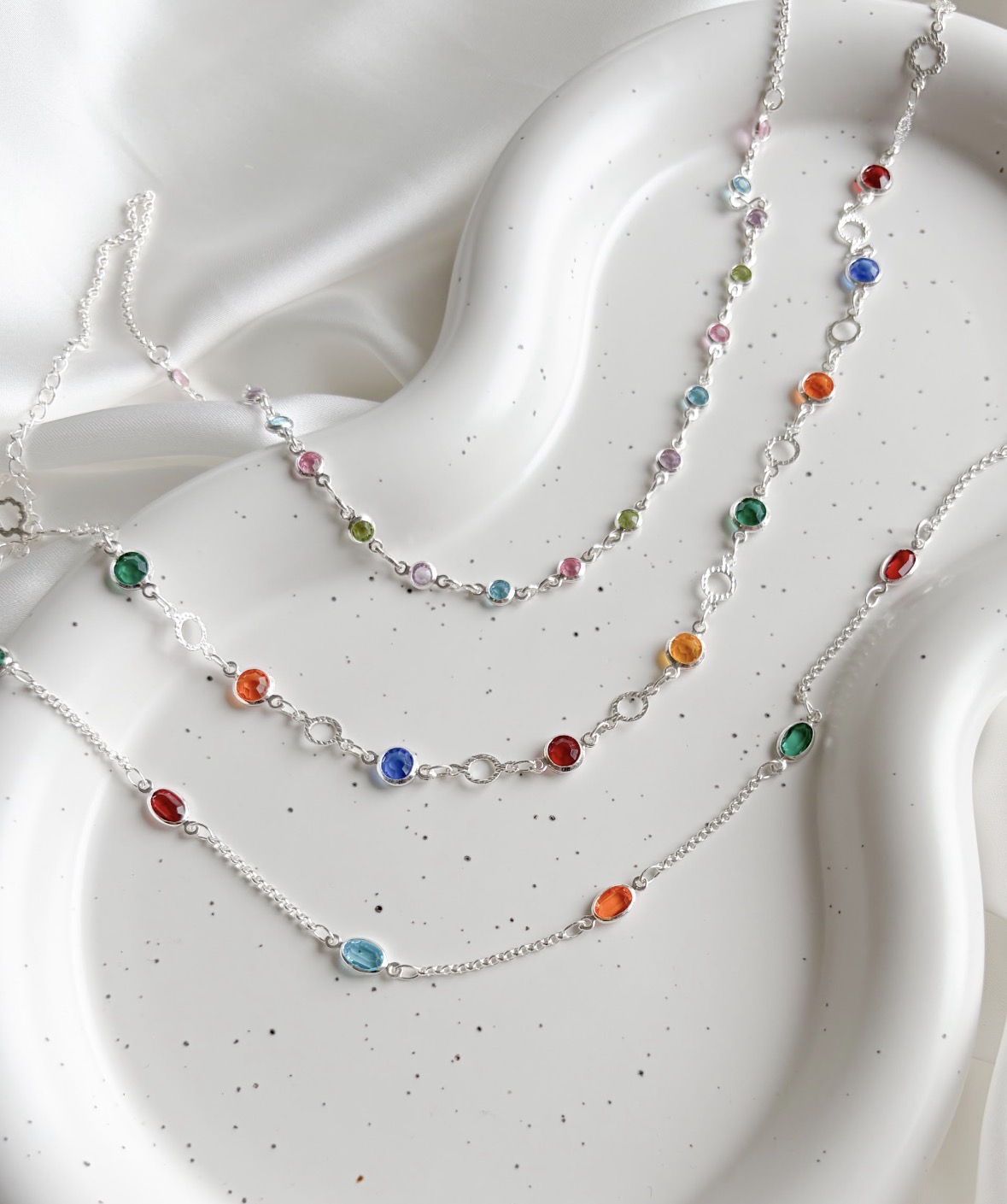 COLAR CHOKER PEDRAS COLORS E CÍRCULOS VAZADOS DIAMANTADOS B. PRATA