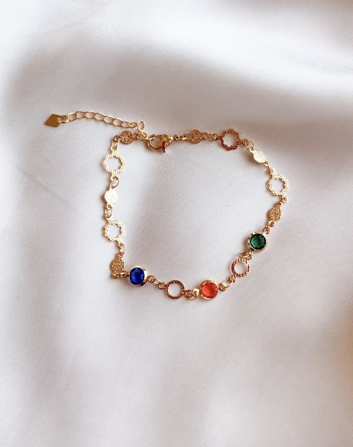 PULSEIRA PEDRAS COLORS E CÍRCULOS VAZADOS DIAMANTADOS B. OURO