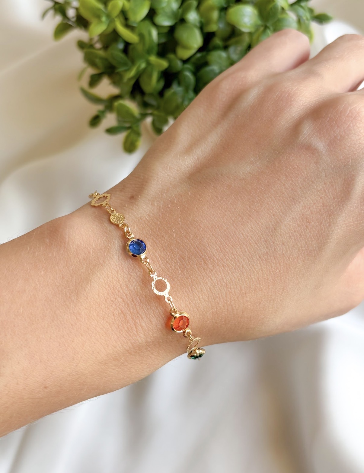 PULSEIRA PEDRAS COLORS E CÍRCULOS VAZADOS DIAMANTADOS B. OURO