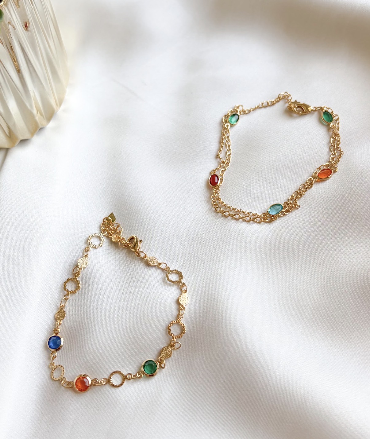 PULSEIRA PEDRAS COLORS E CÍRCULOS VAZADOS DIAMANTADOS B. OURO