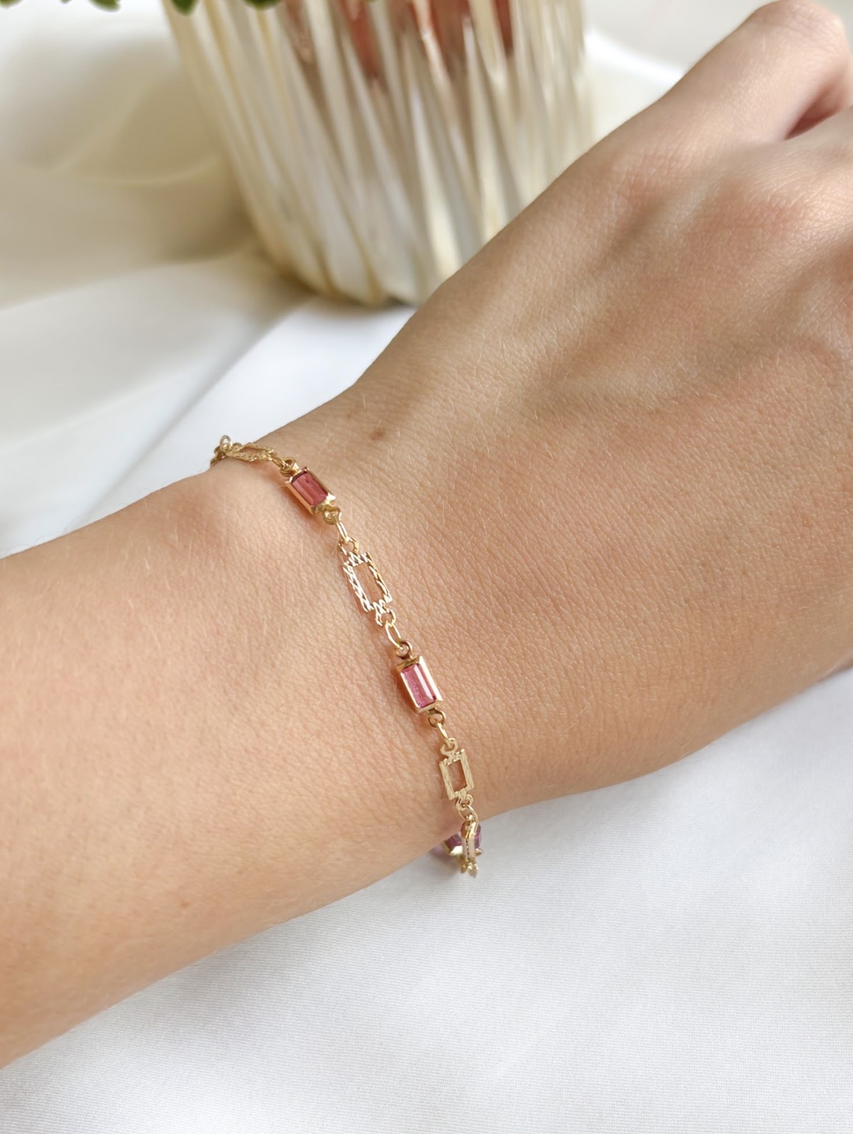 PULSEIRA RETANGULOS PEDRAS ROSA E VAZADOS INTERCALADOS B. OURO