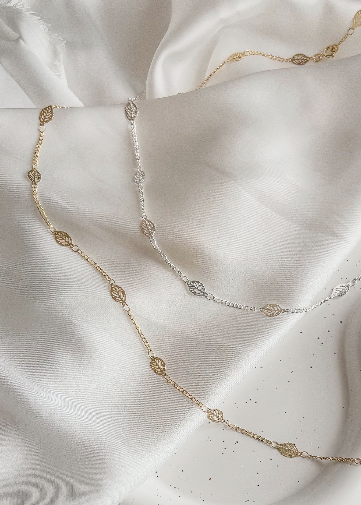 COLAR 80CM CORRENTE GRUMET COM FOLHAS B. OURO