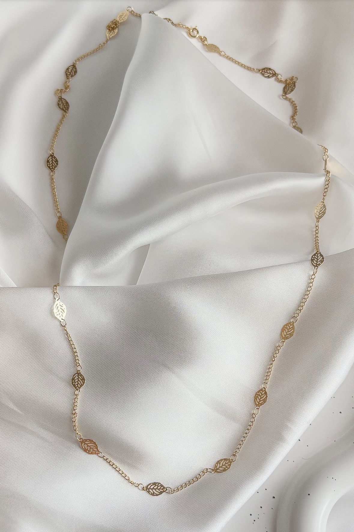 COLAR 80CM CORRENTE GRUMET COM FOLHAS B. OURO