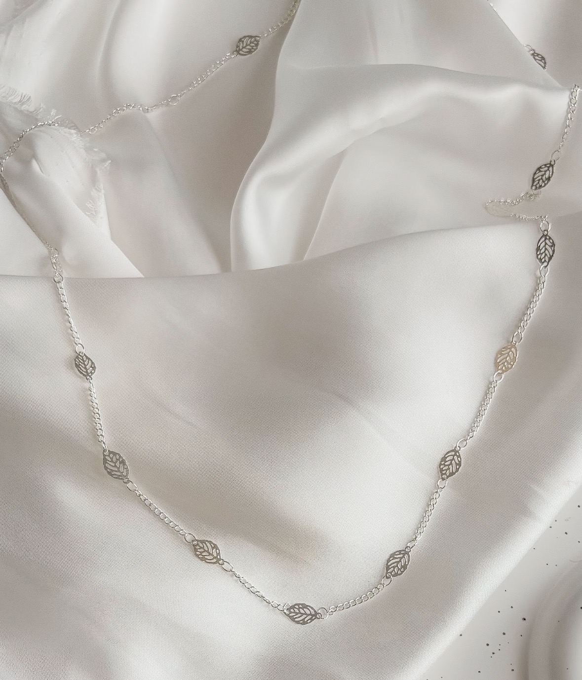 COLAR 80CM CORRENTE GRUMET COM FOLHAS B. PRATA