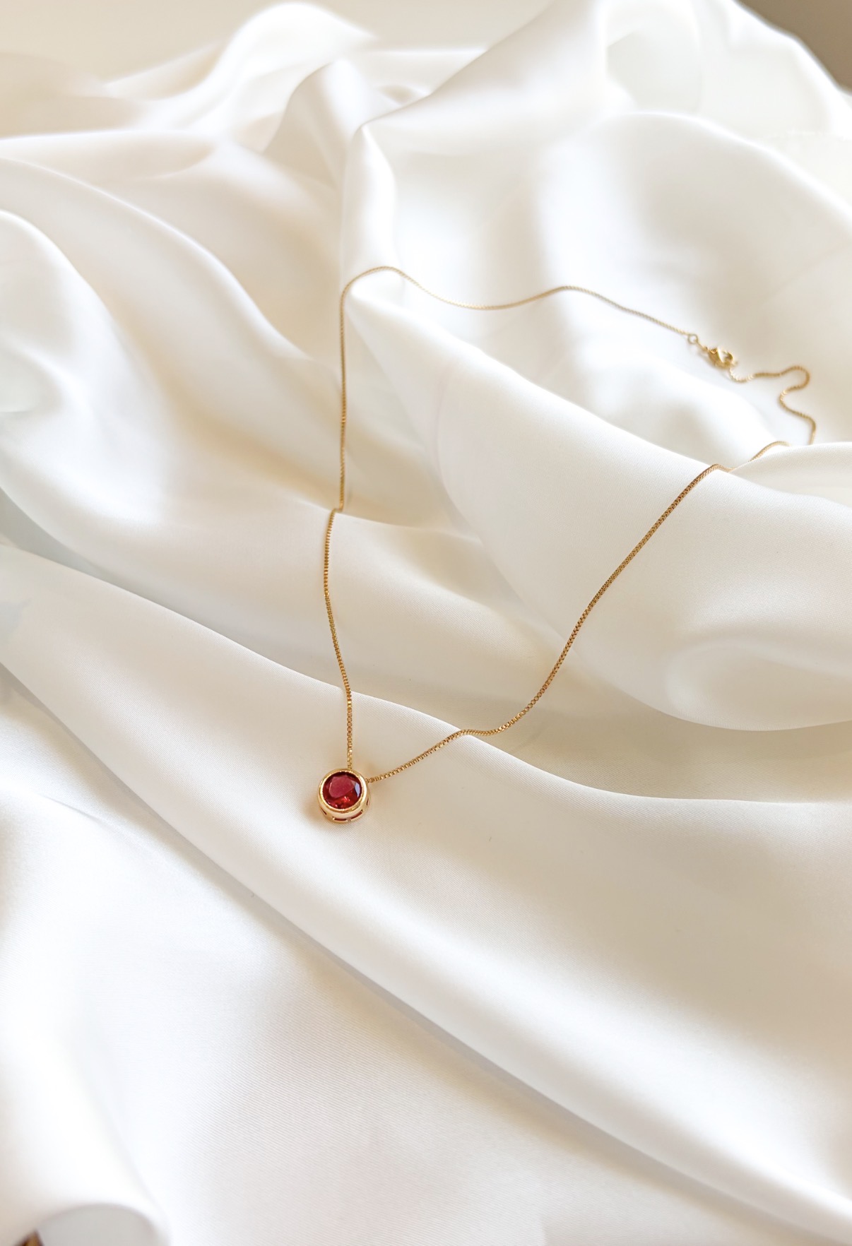 COLAR VENEZIANA PONTO DE LUZ VERMELHO B. OURO