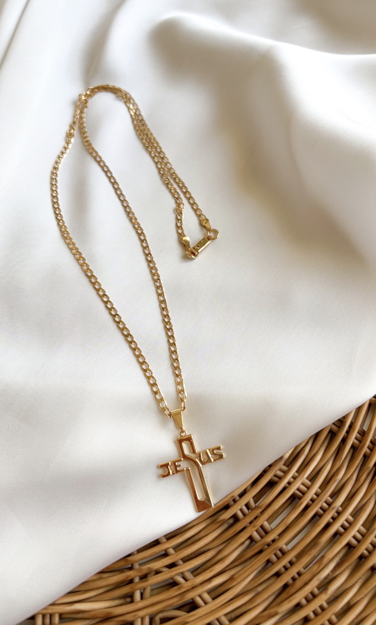 COLAR GRUMET 60 CM C/ PG CRUZ ESCRITO JESUS B. OURO