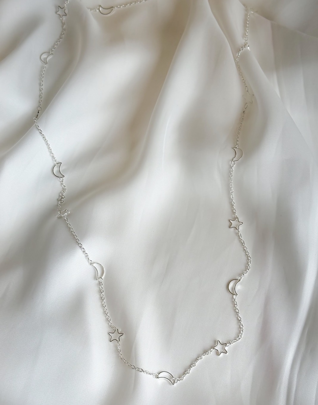 COLAR 80 CM LUAS E ESTRELAS VAZADAS B. PRATA