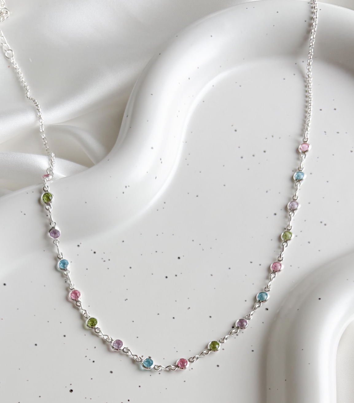 COLAR CHOKER PEDRAS REDONDAS COLORS CLARAS B. PRATA