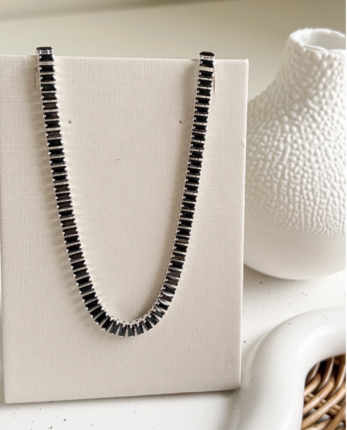 CHOKER RIVIERA PEDRAS QUADRADAS PRETAS B. PRATA