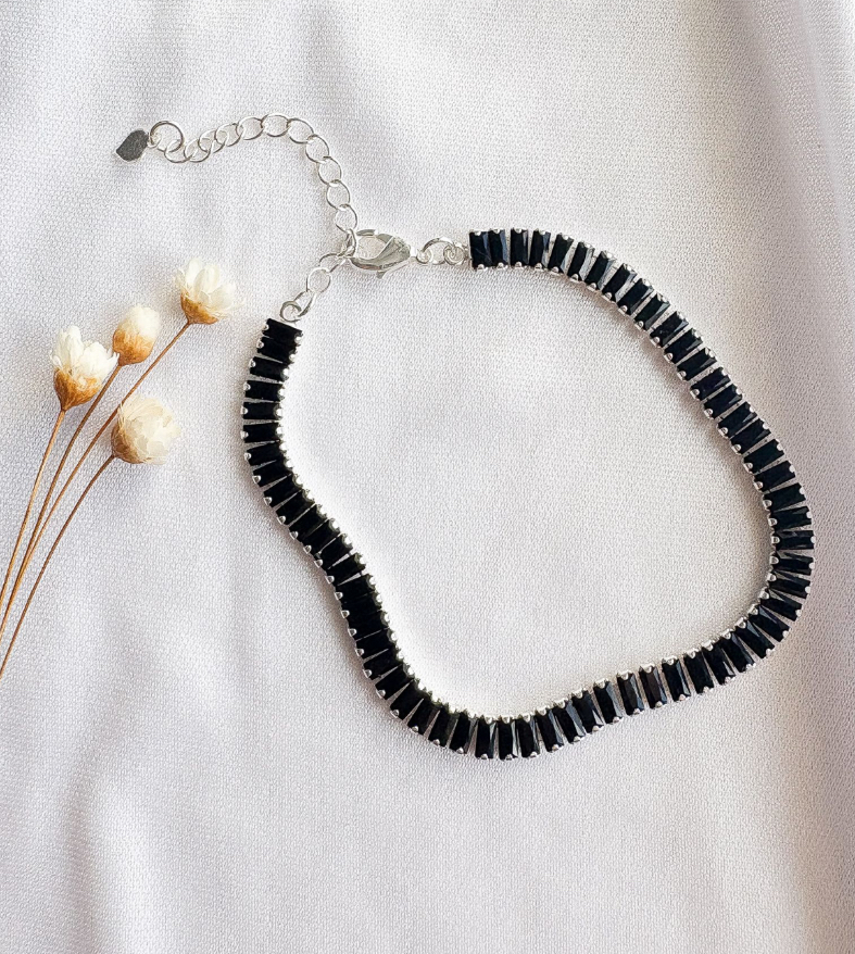 PULSEIRA RIVIERA PEDRAS QUADRADAS PRETAS B. PRATA